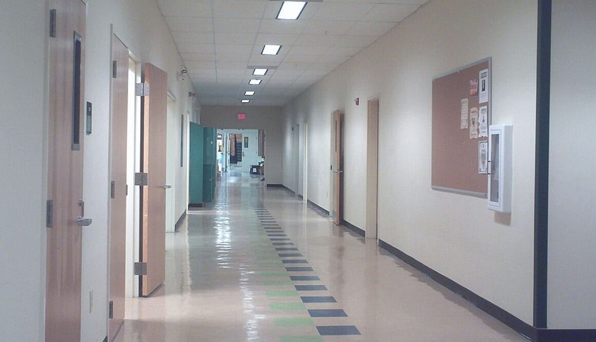 1024px-penobscot_valley_high_school_-_main_hallway